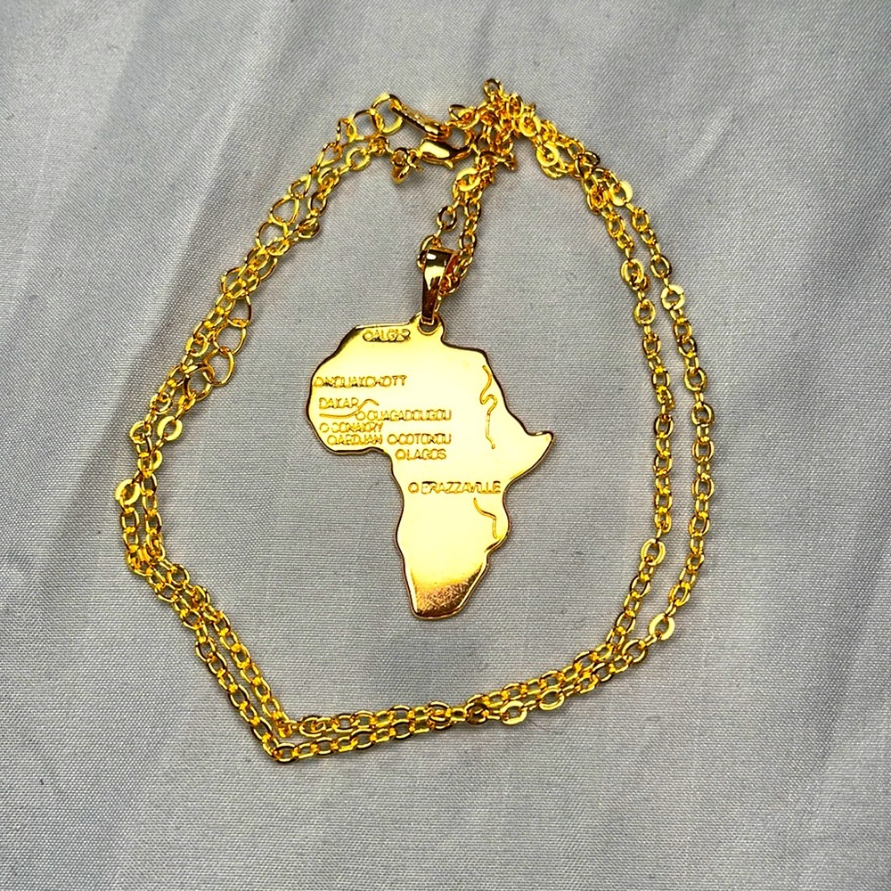 Africa “Mère de Tous” Pendant (gold)